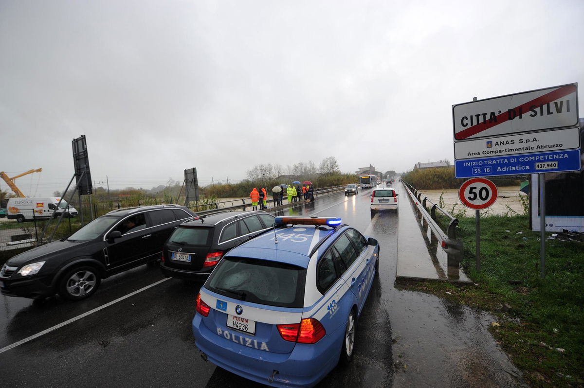 Il 14enne che sfrecciava in autostrada a bordo dell’auto, con i suoi genitori article-post