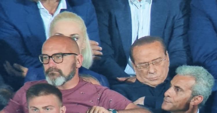 Berlusconi addormentato