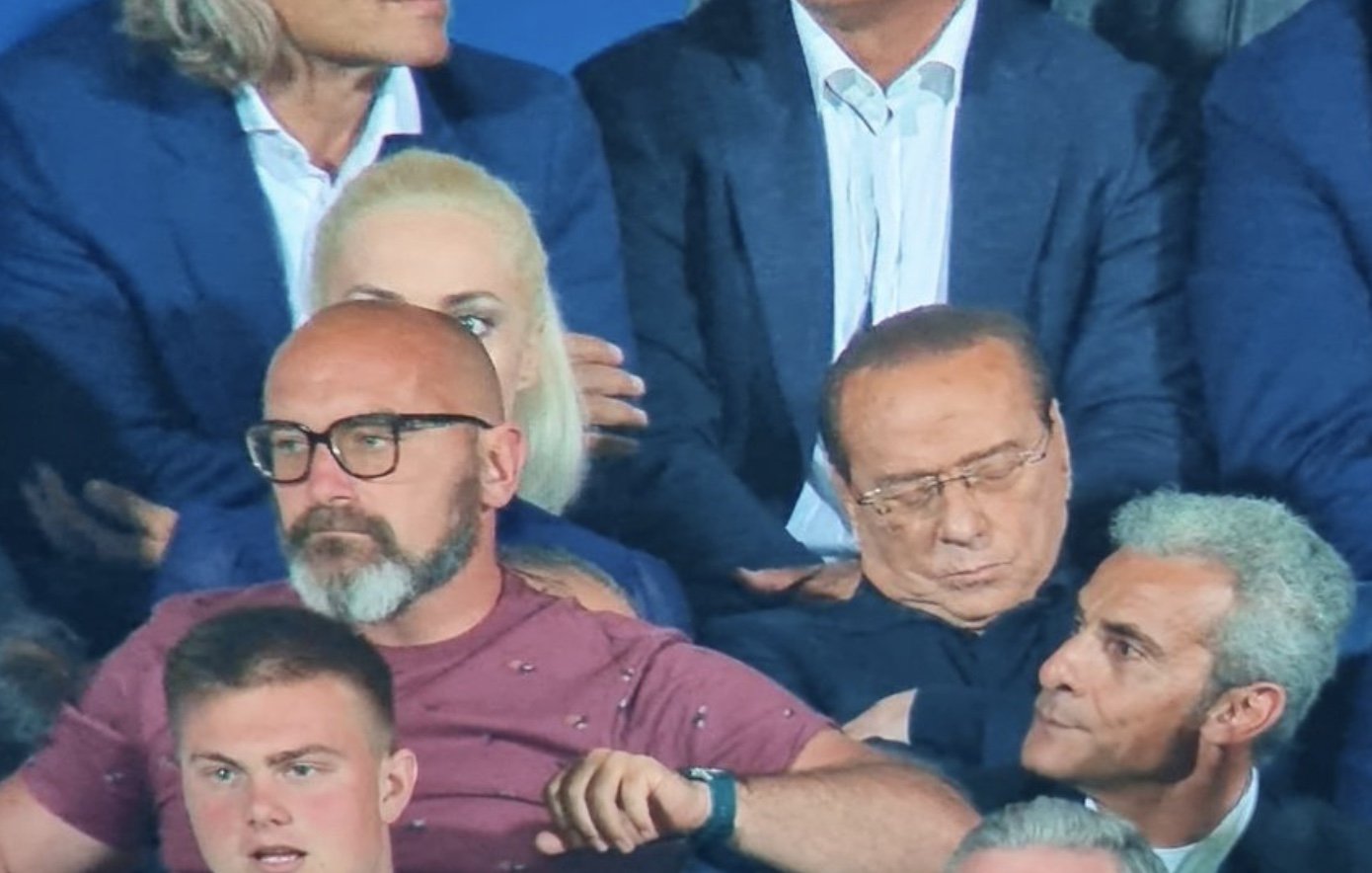 Berlusconi addormentato
