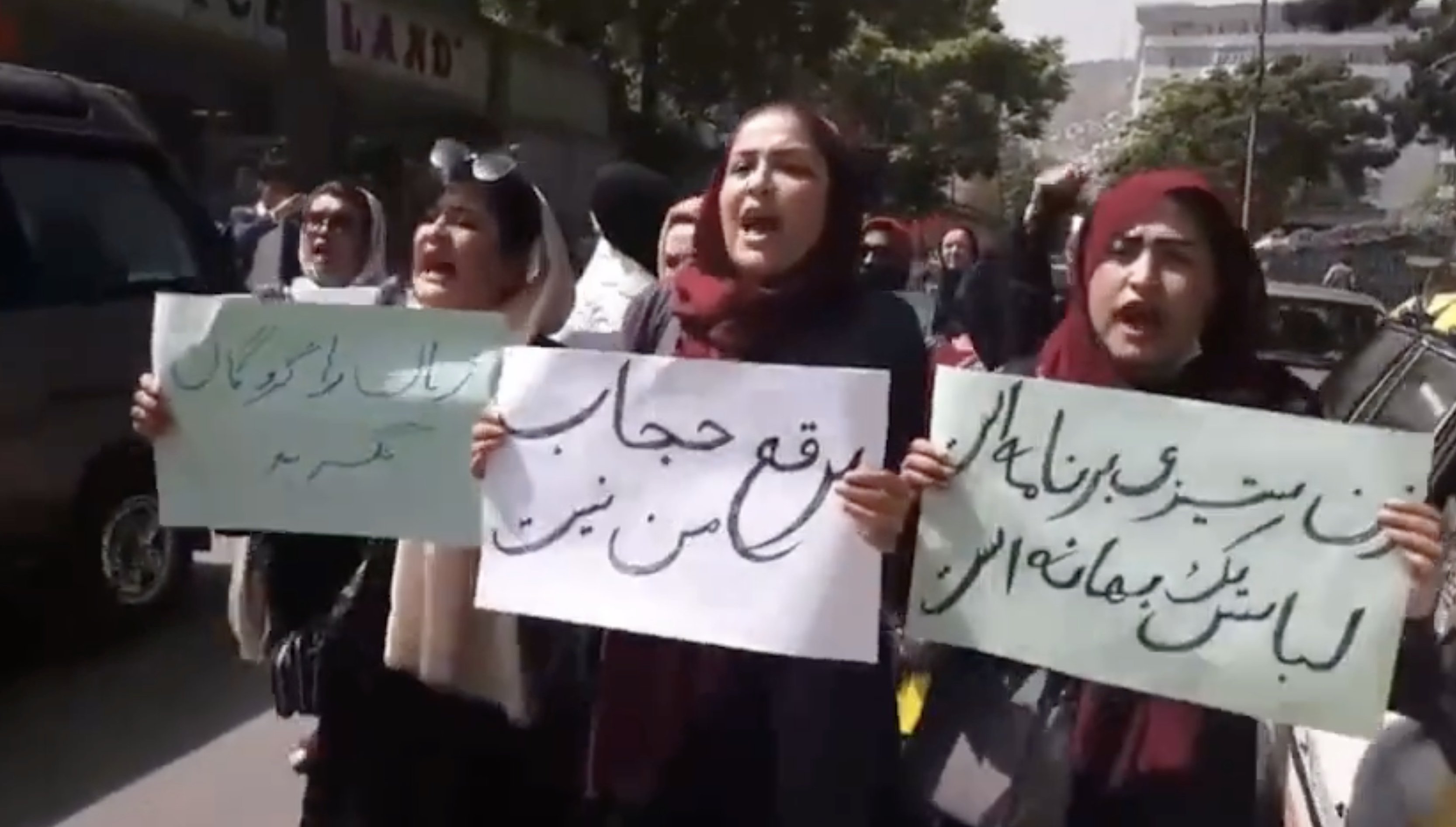 Donne afghane contro Burqa obbligatorio