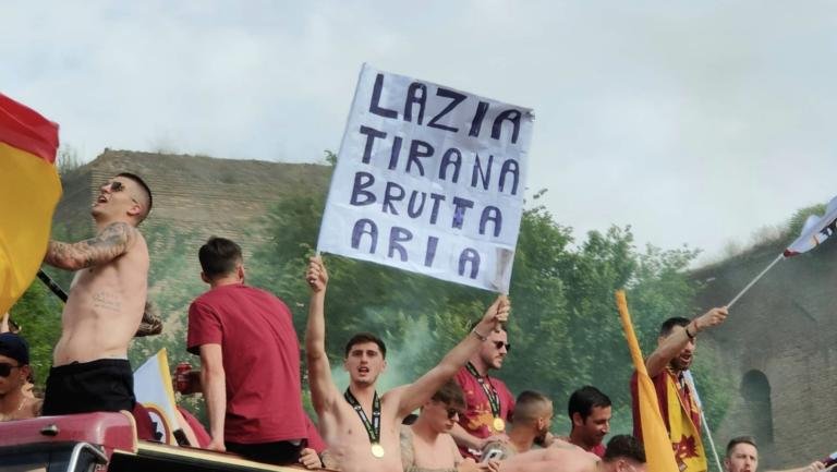 “Lazià, Tirana brutta aria” e altri cori contro i “cugini”: l’inchiesta della procura FIGC contro la Roma | VIDEO