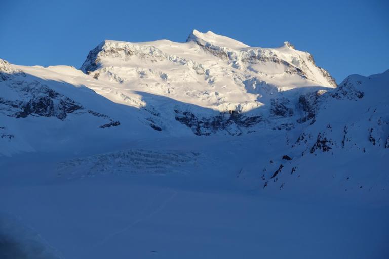 Due morti e 9 feriti: il bilancio del crollo del ghiacciaio sul Grand Combin (tra Svizzera e Italia) Due morti e 9 feriti: il bilancio del crollo del ghiacciaio sul Grand Combin (tra Svizzera e Italia)