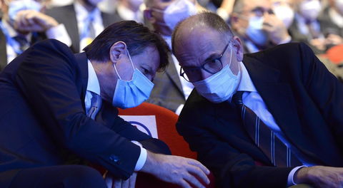 Sondaggi politici oggi: per i giovani il leader più amato è Conte, il partito più votato il Pd preview