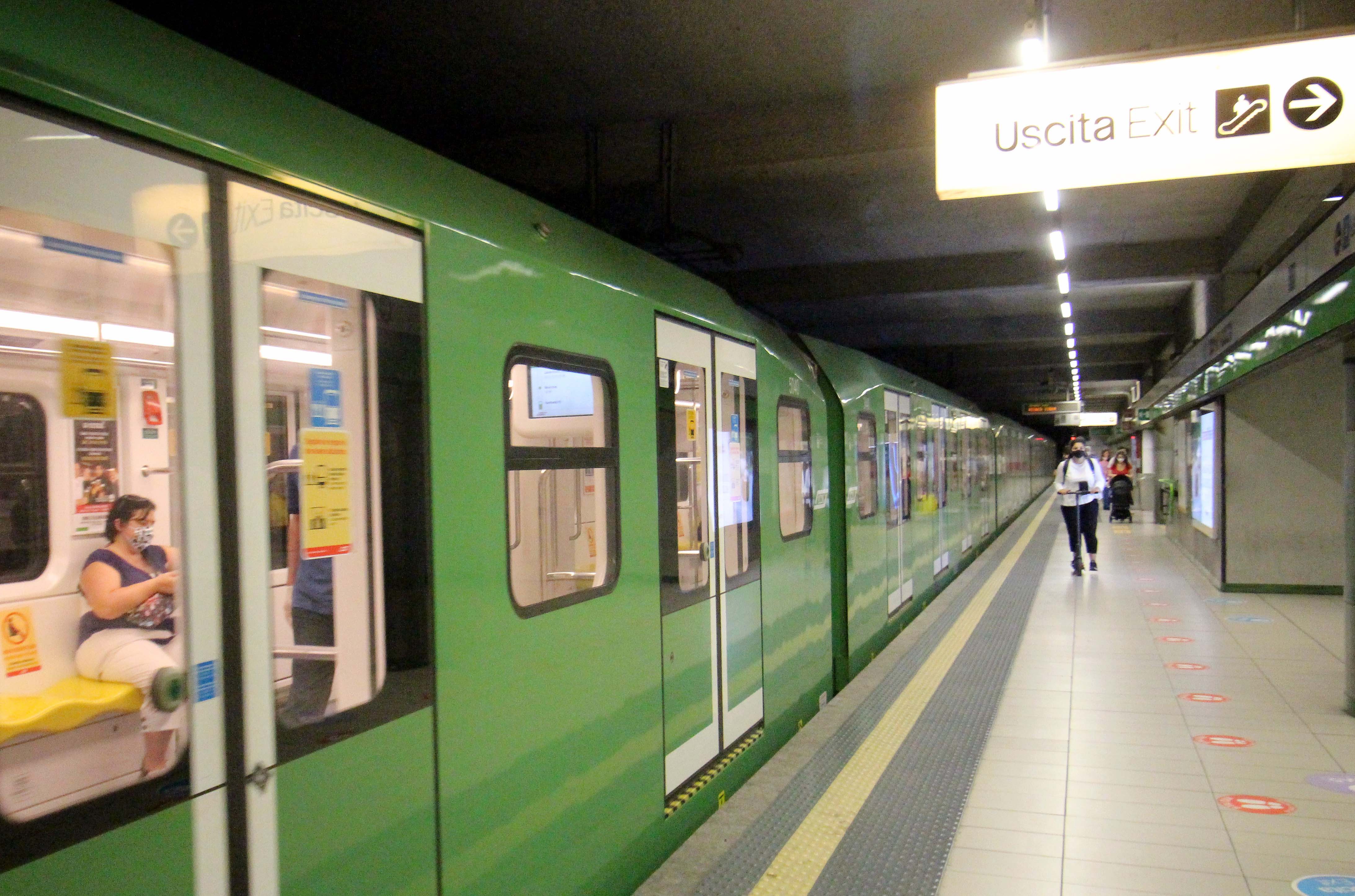 metropolitana milano rogoredo tentato omicidio ragazza spinta banchina