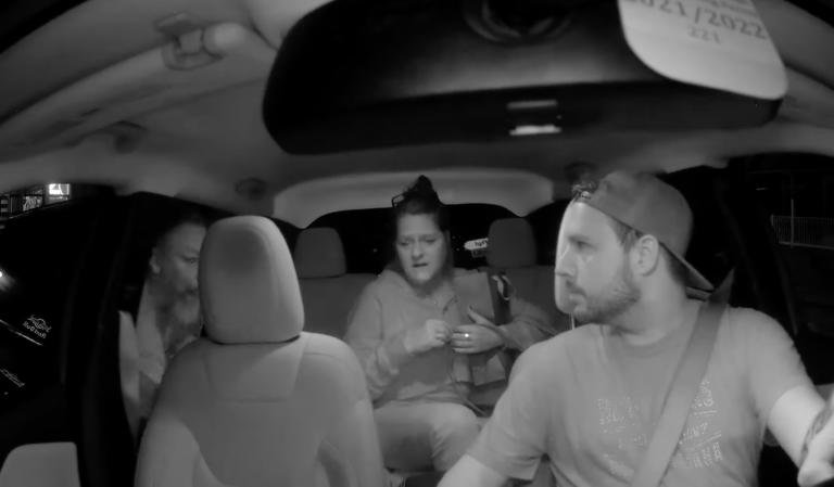L’autista che rifiuta di portare in auto due razzisti, viene minacciato e poi li denuncia | VIDEO