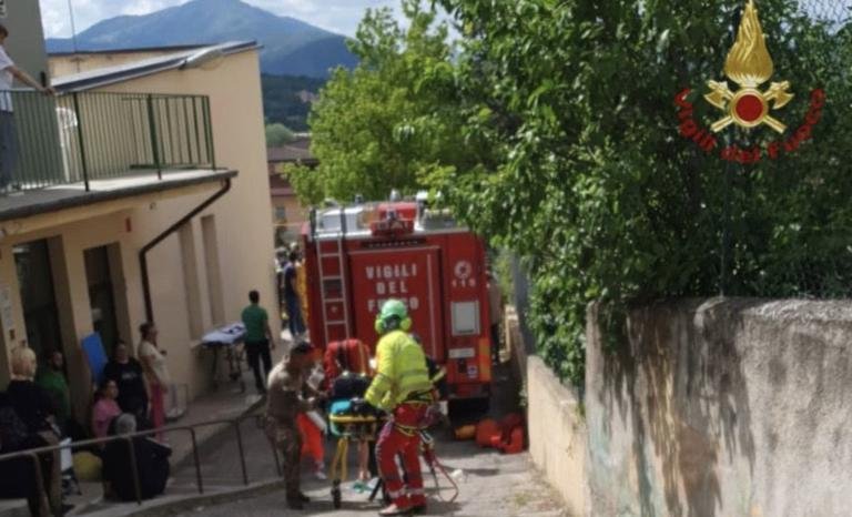 L’automobile che piomba nel cortile di un asilo a L’Aquila: morto uno dei bambini colpiti