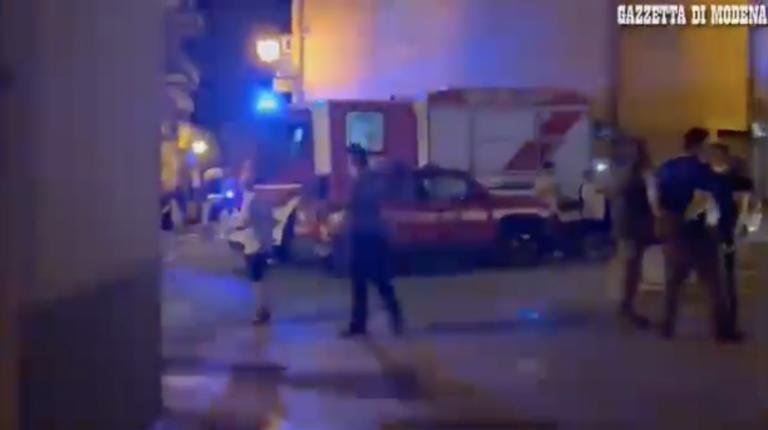 Il crollo della palazzina a Modena: cede il pavimento, sei persone ferite
