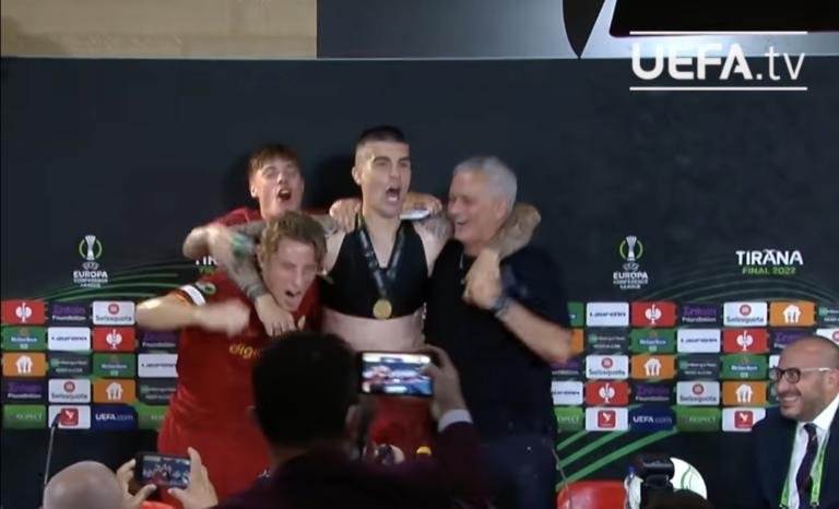 La vittoria della Roma nelle lacrime e nell’esultanza di José Mourinho | VIDEO