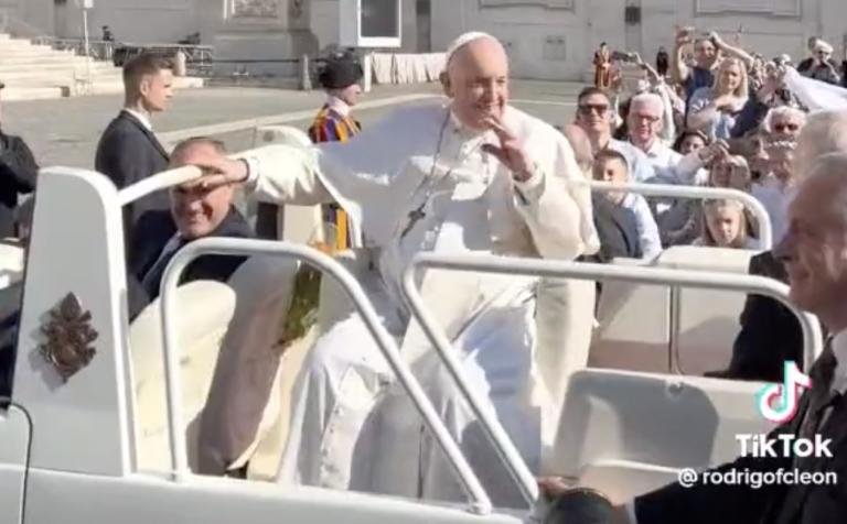 “Cosa servirebbe per il mio ginocchio? La tequila”, la gag di Papa Francesco con i fedeli | VIDEO