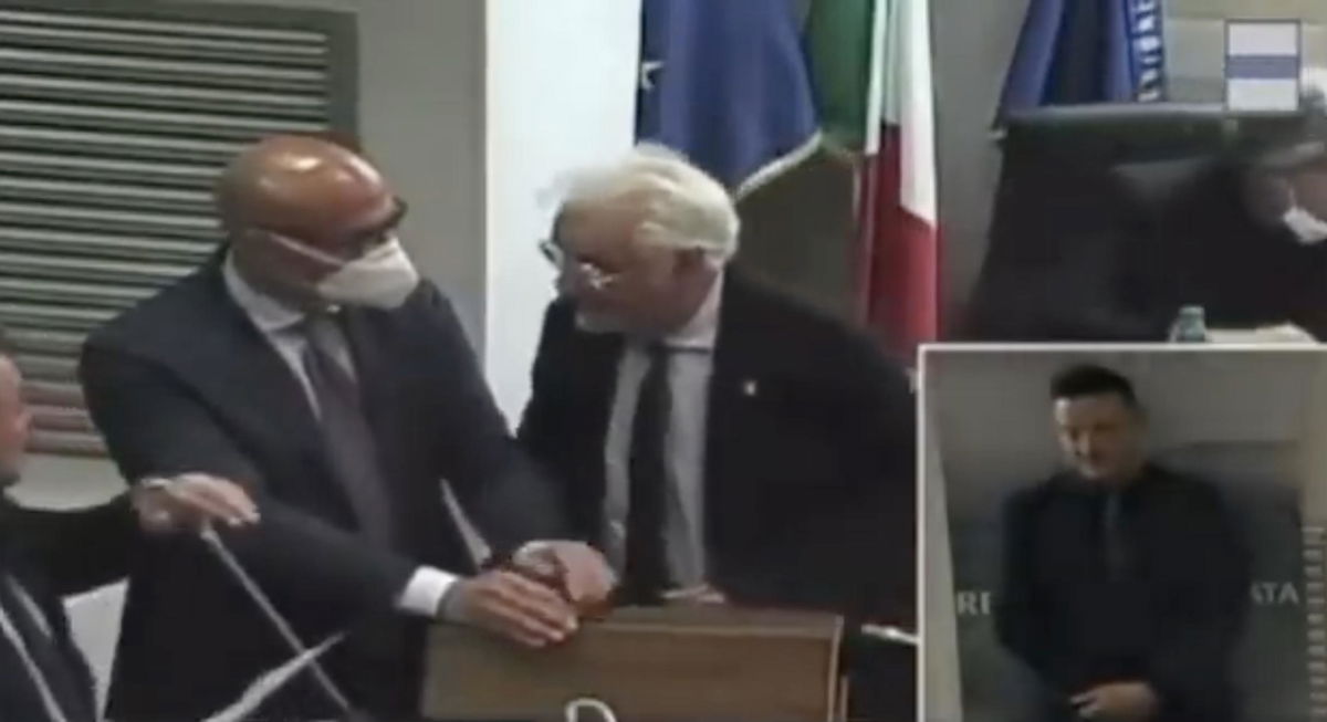 “Le ho consigliato i gargarismi di pis*llo”, la vergognosa offesa sessista del consigliere di Fratelli d’Italia all’assessora | VIDEO article-post
