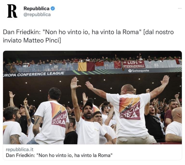 Roma marcia ancora: anche alla finale di Conference League sugli spalti la maglia con lo slogan che inneggia al fascismo