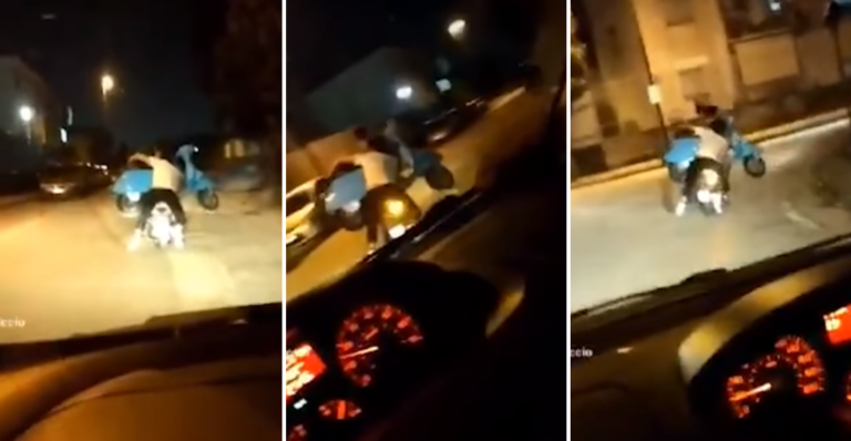 Il video di due ragazzi di Afragola (Napoli) che portano via una Vespa a bordo di un motorino