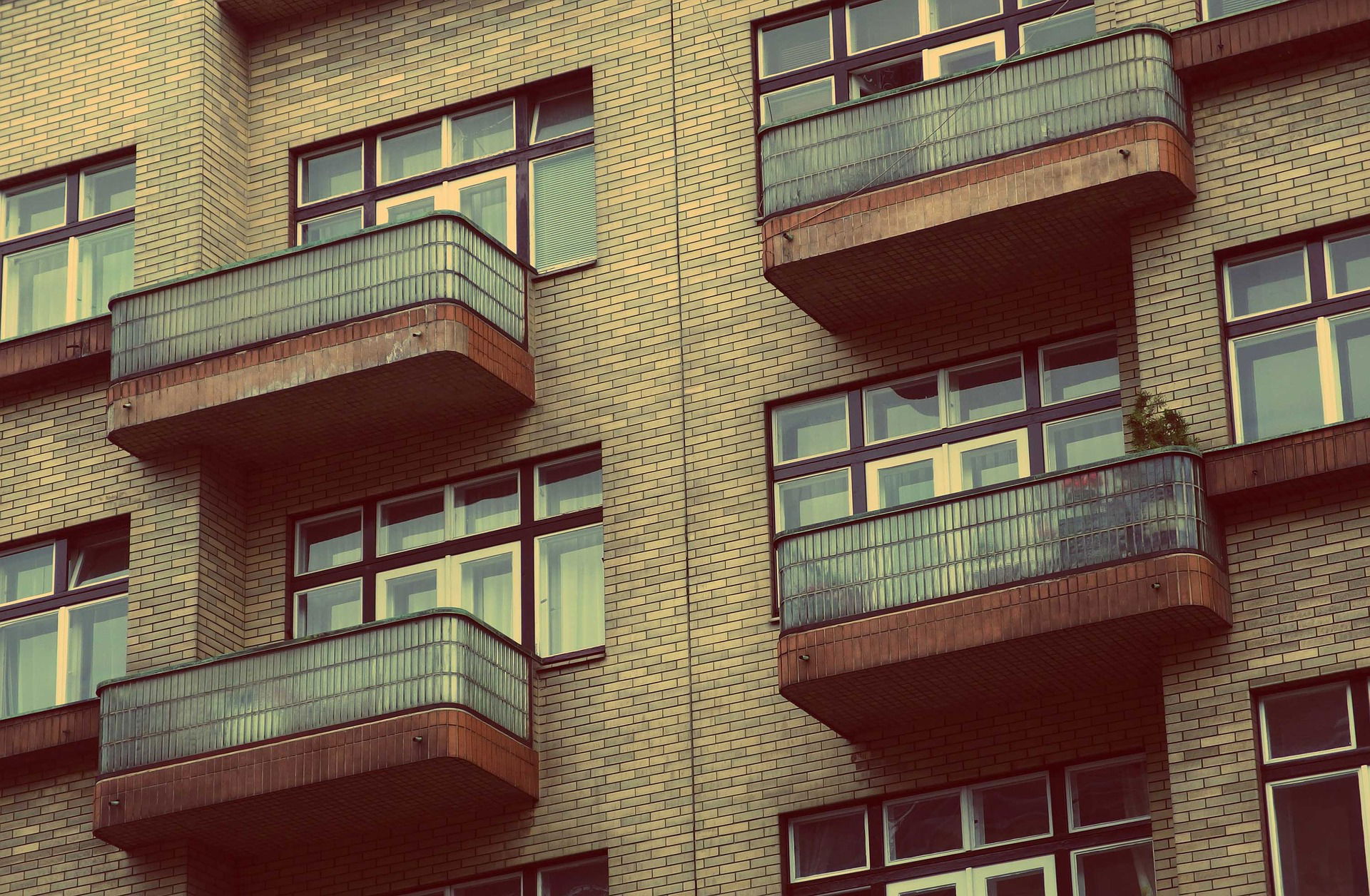 balcone macerata bimba 4 anni madre