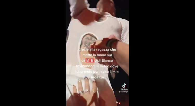 “È una molestia”, Blanco toccato sul palco durante un concerto a Milano | VIDEO