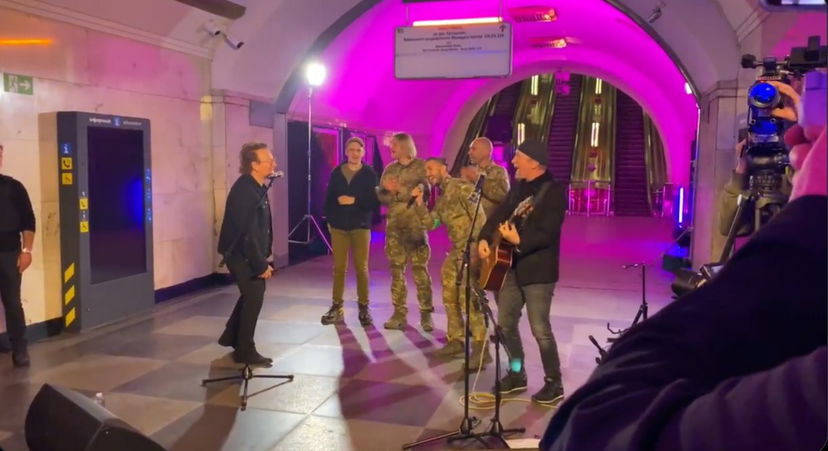 Il concerto (a sorpresa) di Bono e The Edge nella metropolitana di Kyiv | VIDEO preview