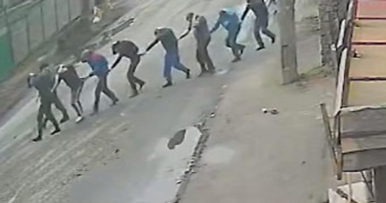 Le immagini del New York Times con i civili ucraini presi in ostaggio e uccisi dai militari russi a Bucha Le immagini del New York Times con i civili ucraini presi in ostaggio e uccisi dai militari russi a Bucha