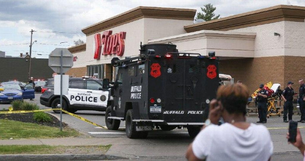 Il suprematista bianco che spara e uccide dieci persone in un supermercato a Buffalo article-post