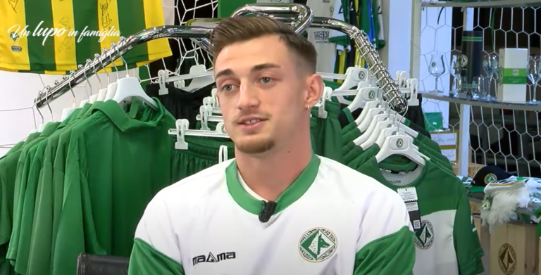 Claudiu Micovschi, il calciatore dell’Avellino aggredito dagli ultras e costretto a spogliarsi