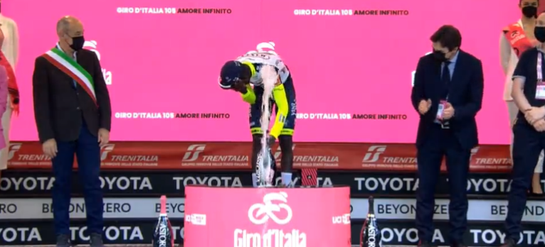 Fine del Giro: Biniam Girmay si ritira per il tappo dello spumante in un occhio | VIDEO