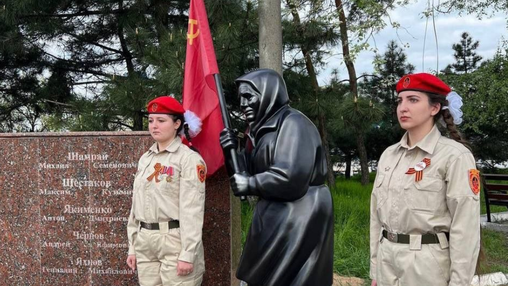 mariupol statua babushka anya
