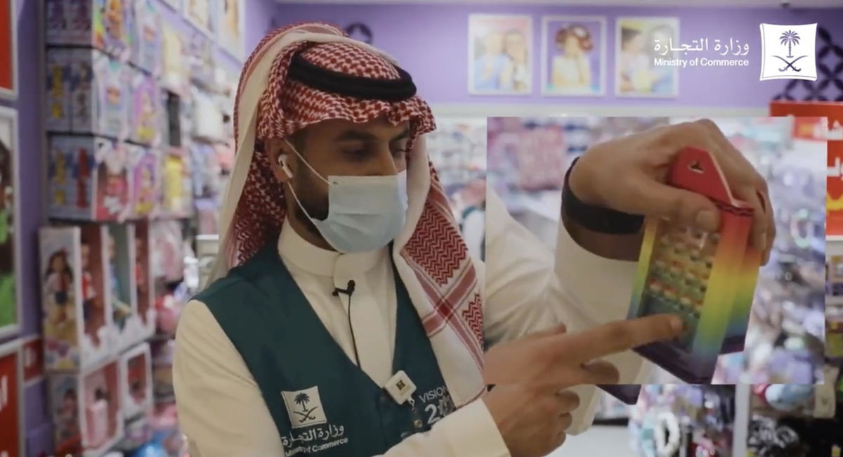 Il Rinascimento saudita: via giocattoli e vestiti arcobaleno perché “promuovono l’omosessualità” | VIDEO article-post