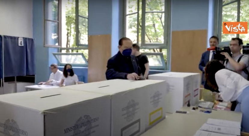 La gaffe di Berlusconi che dimentica di votare su una scheda del Referendum | VIDEO article-post