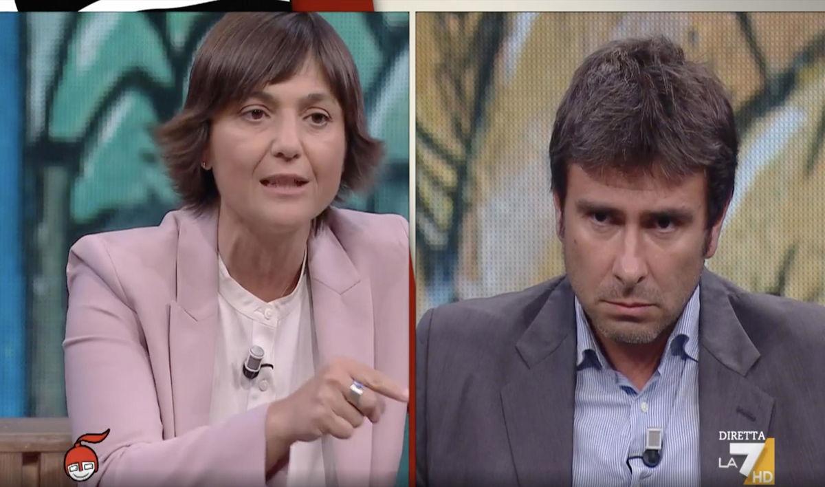 La faccia di Di Battista quando Serracchiani gli ricorda che è andato al congresso del partito di Putin | VIDEO article-post
