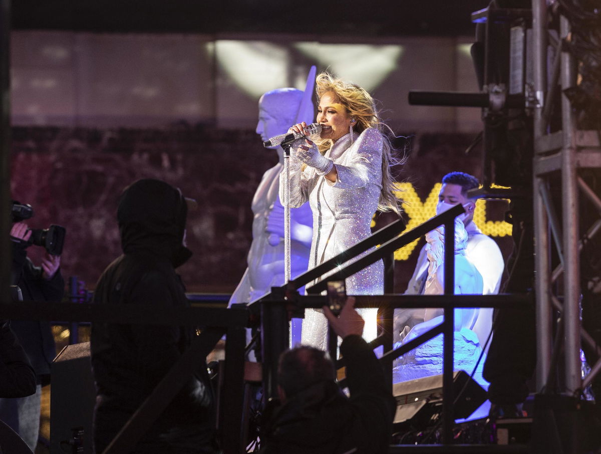 Jennifer Lopez presenta sua figlia sul palco con il pronome neutro “they” article-post