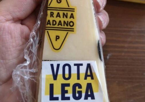 La Lega piazza il suo logo sul Grana Padano per fare propaganda a Piacenza article-post