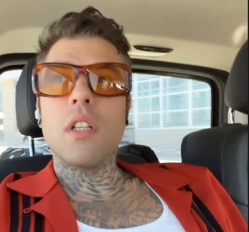 Il consiglio di Fedez in risposta all’invito alla castità del Vaticano: “Scopate amici, scopate più che potete” preview