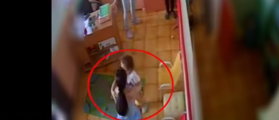 L’abbraccio all’asilo tra Martina Patti e Elena Del Pozzo poco prima dell’omicidio | VIDEO article-post