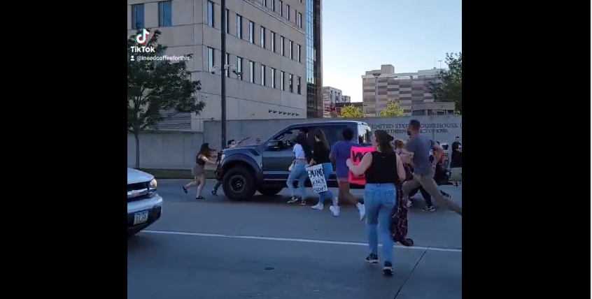 L’auto che investe manifestanti pro aborto a Cedar Rapids, negli Stati Uniti | VIDEO article-post