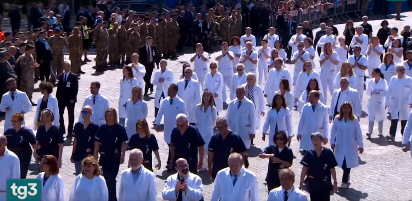 Medici e infermieri sfilano per la prima volta durante le celebrazioni della Festa della Repubblica | VIDEO article-post