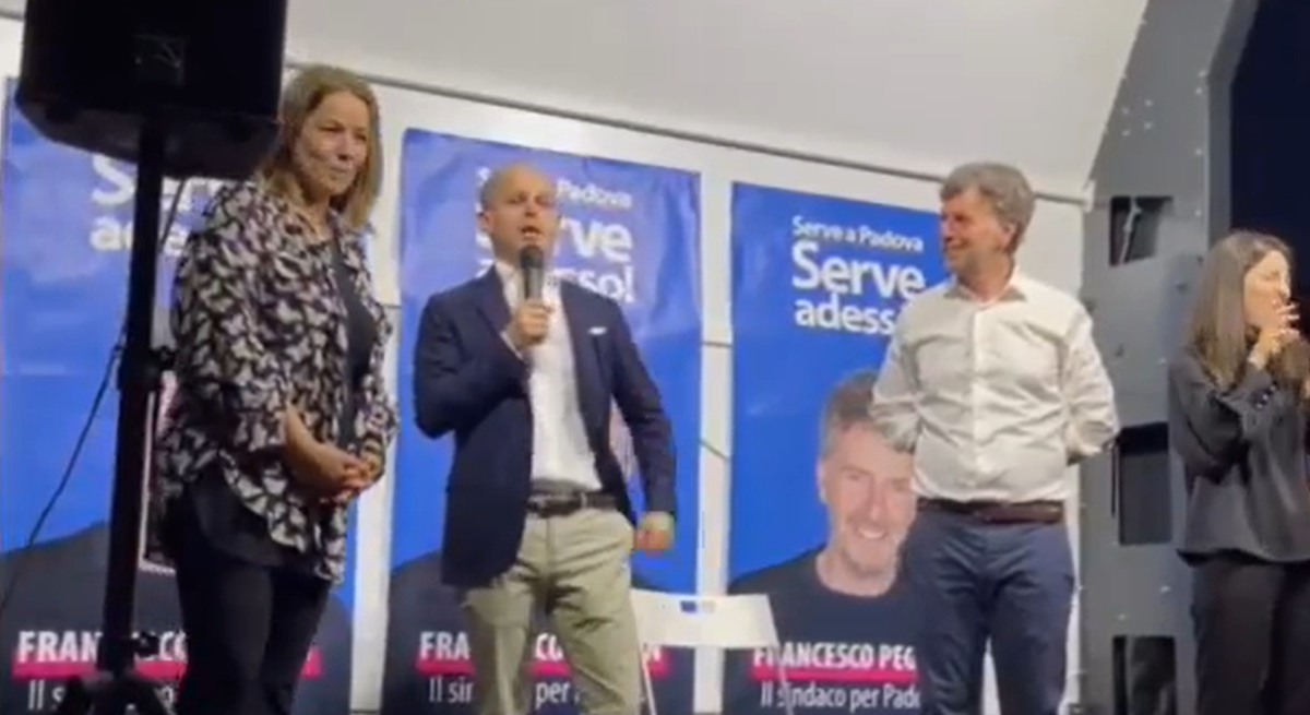 Sul palco del centrodestra di Padova si prende in giro il sindaco che parla a fatica per un ictus | VIDEO article-post
