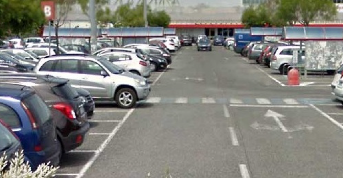 La bimba di 3 anni rimasta bloccata in auto nel parcheggio di un supermercato e salvata dai carabinieri article-post