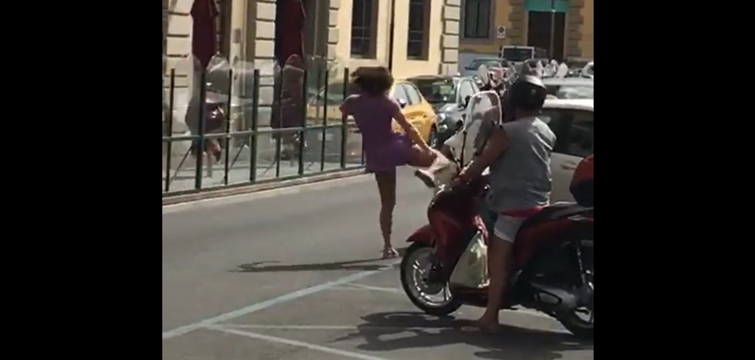 La donna che si difende da uno scippo a Livorno prendendo a calci e pugni il suo aggressore | VIDEO article-post