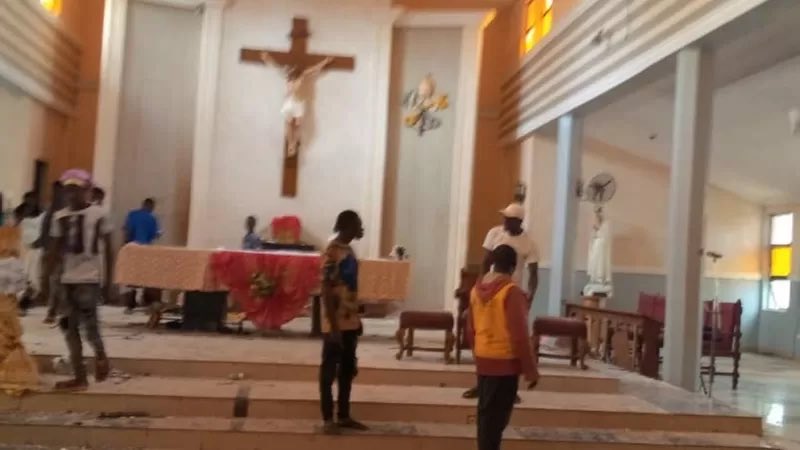 La strage in una chiesa cattolica durante la messa in Nigeria dove sono morte almeno 50 persone article-post