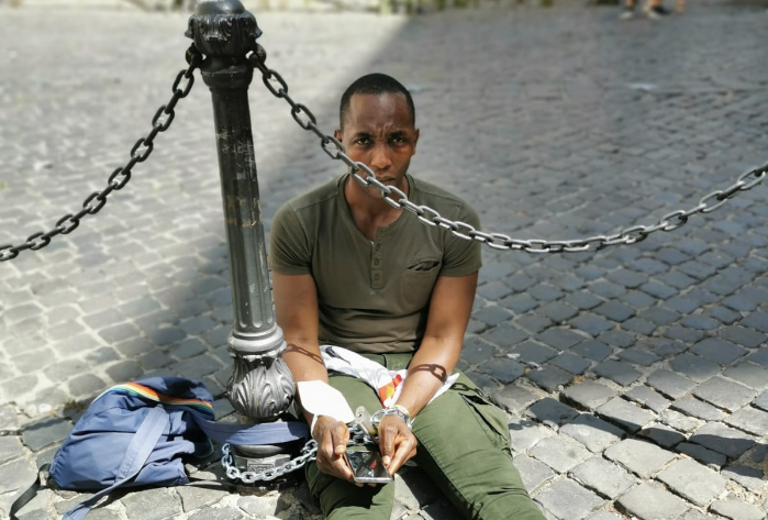 Aboubakar Soumahoro si incatena a Piazza Montecitorio e inizia lo sciopero della fame | VIDEO article-post