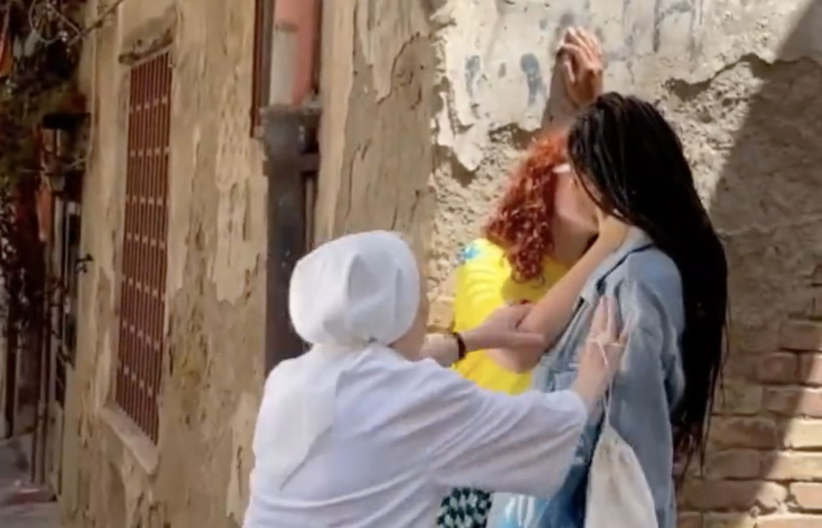 “È il diavolo”, la reazione di una suora che interrompe il bacio tra due modelle a Napoli | VIDEO article-post