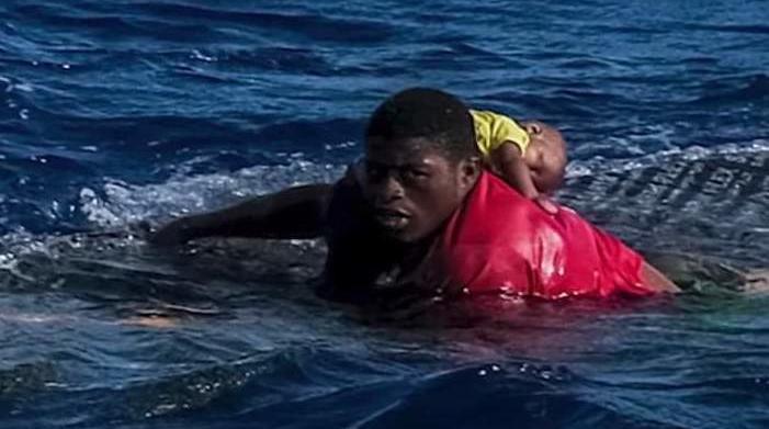 Bimba salvata nel Mediterraneo