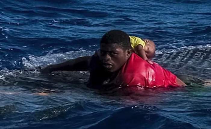 Il ragazzo del Togo che ha salvato una bimba di 4 mesi nel Mediterraneo | VIDEO article-post