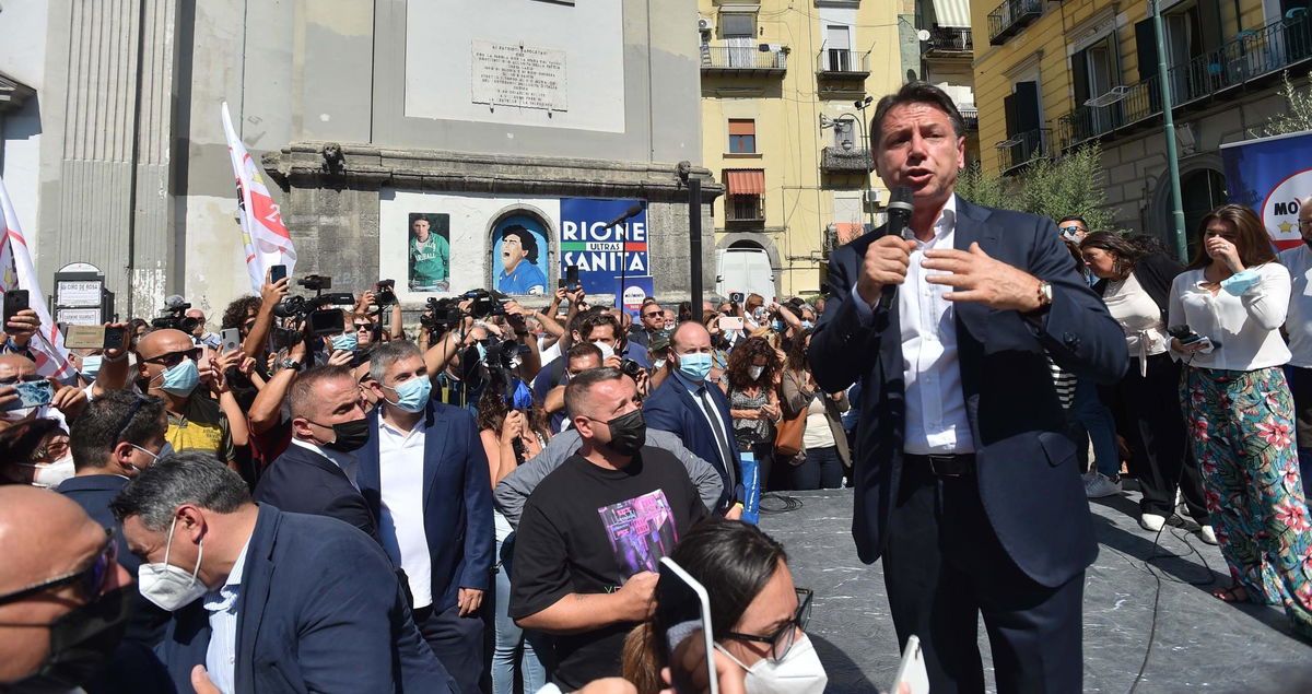 Lo strano caso della maestra che porta i suoi studenti in “gita” a un comizio di Conte article-post