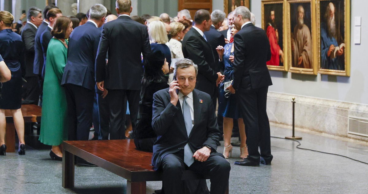 La spiegazione di Draghi per quella foto in disparte al telefono al Prado durante il vertice Nato article-post