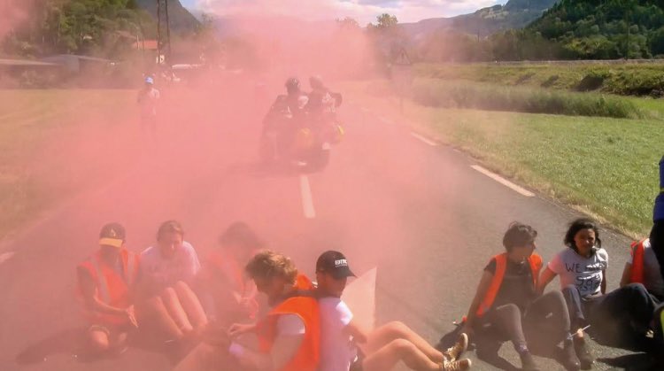 I manifestanti che bloccano la tappa del Tour de France: “ci restano solo 989 giorni” | VIDEO article-post