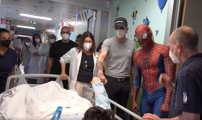 Achille Lauro in visita ai bambini ricoverati nell’Ospedale di Siena article-post