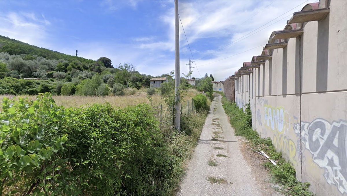 Cade vicino casa e muore di stenti: il corpo senza vita di un anziano ritrovato dopo due settimane article-post