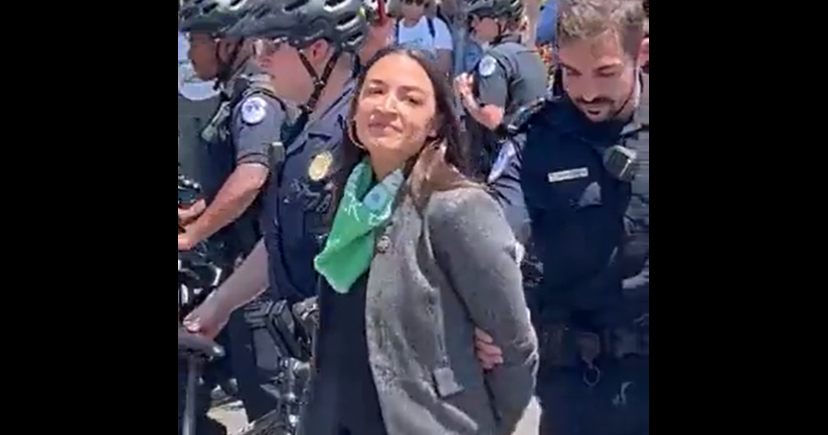 Alexandria Ocasio Cortez arrestata per aver partecipato a una manifestazione pro aborto | VIDEO article-post