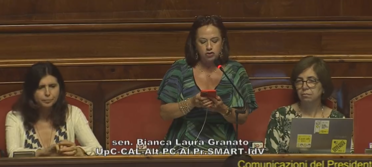 La senatrice Granato è convinta che Draghi voglia far vaccinare fragili e anziani per ucciderli | VIDEO article-post