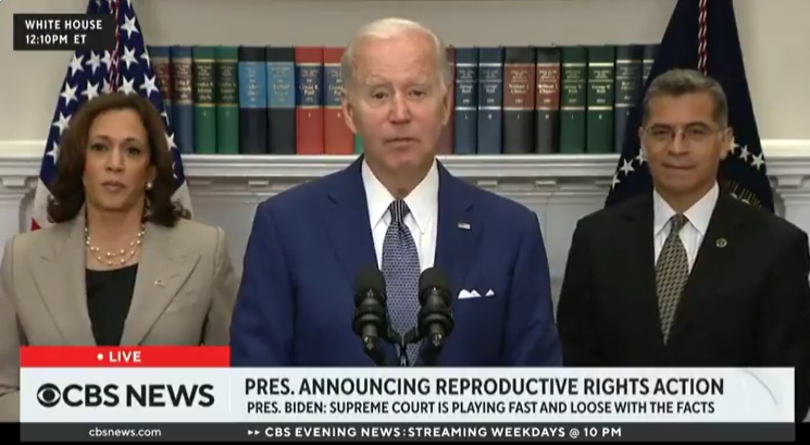 “Fine della citazione, ripeti la frase”: la gaffe di Biden mentre legge il gobbo | VIDEO article-post