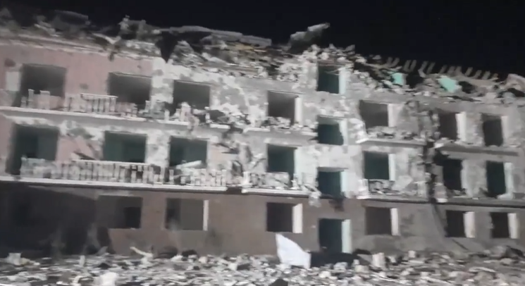 La devastazione del missile russo che colpisce un condominio a Odessa | VIDEO article-post